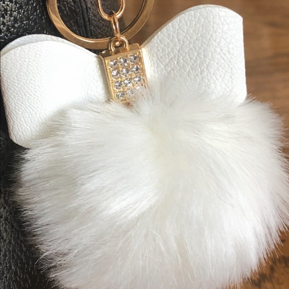 ❌Gifted❌ 🆕 White Fluffy Ball Key Chain/Bag Charm - Picture 3 of 3